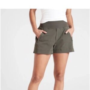 Like new Athleta Trekkie North Short. Green. Size 16.